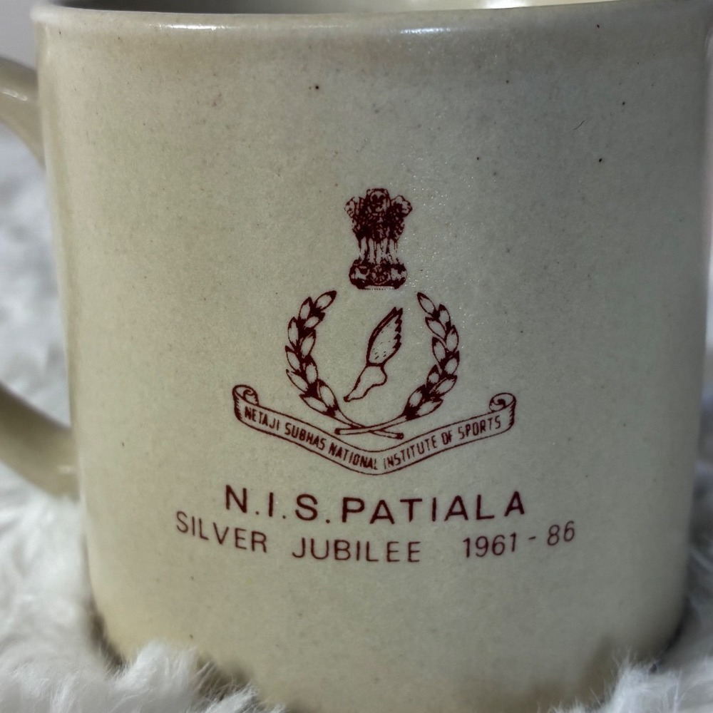 Vintage Hitkari Potteries NIS Patiala Silver Jubilee Mug 1961-1986 India Sports - Picture 2 of 7
